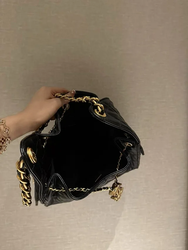 Bag opening and interior view